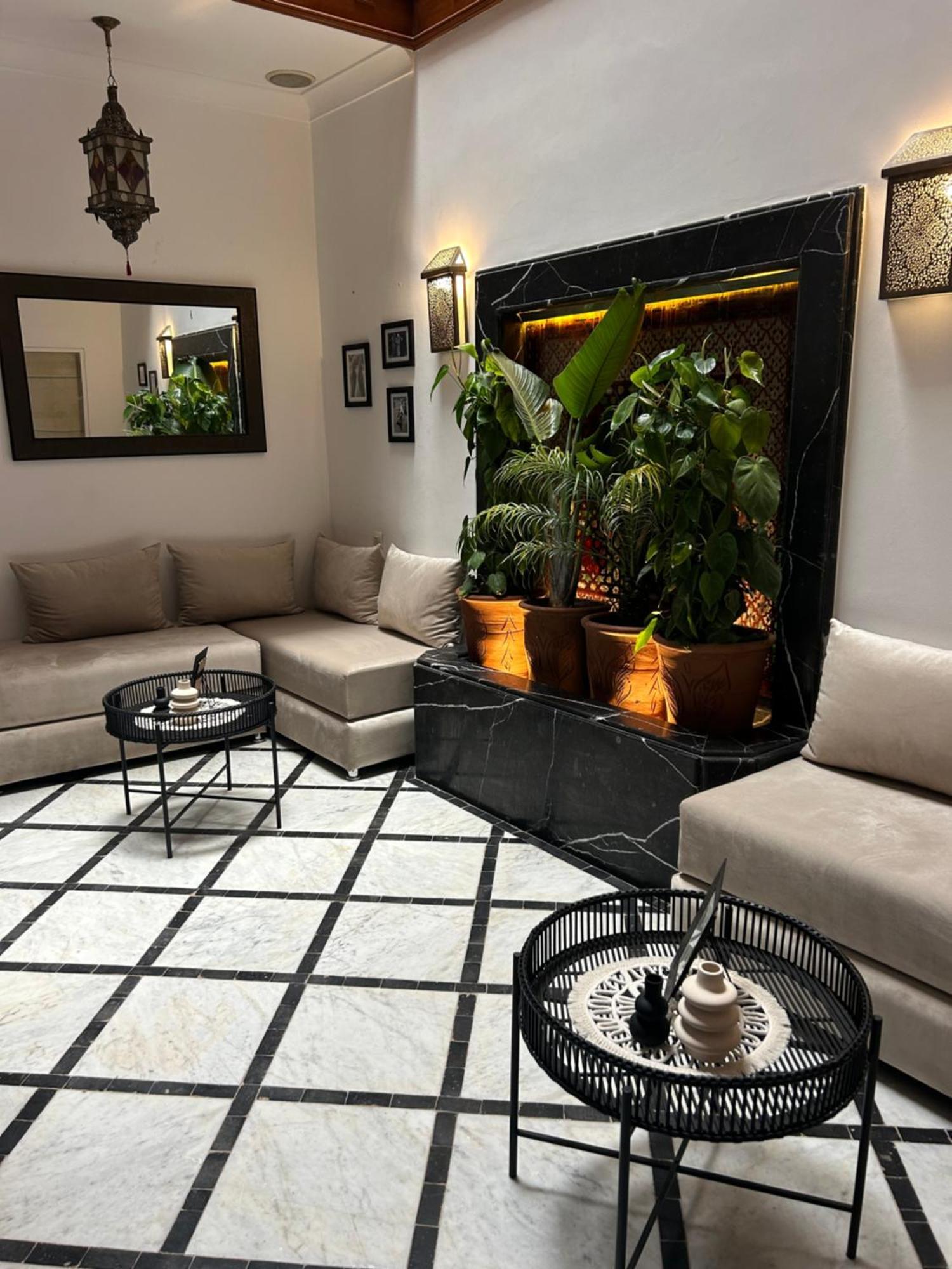 Riad Amazing Amazigh Avec Jacuzzi Petit Dejeuner Compris Avec Aussi Chambres Familiales Pres De La Place Jemaa El Fna 마라케시 외부 사진