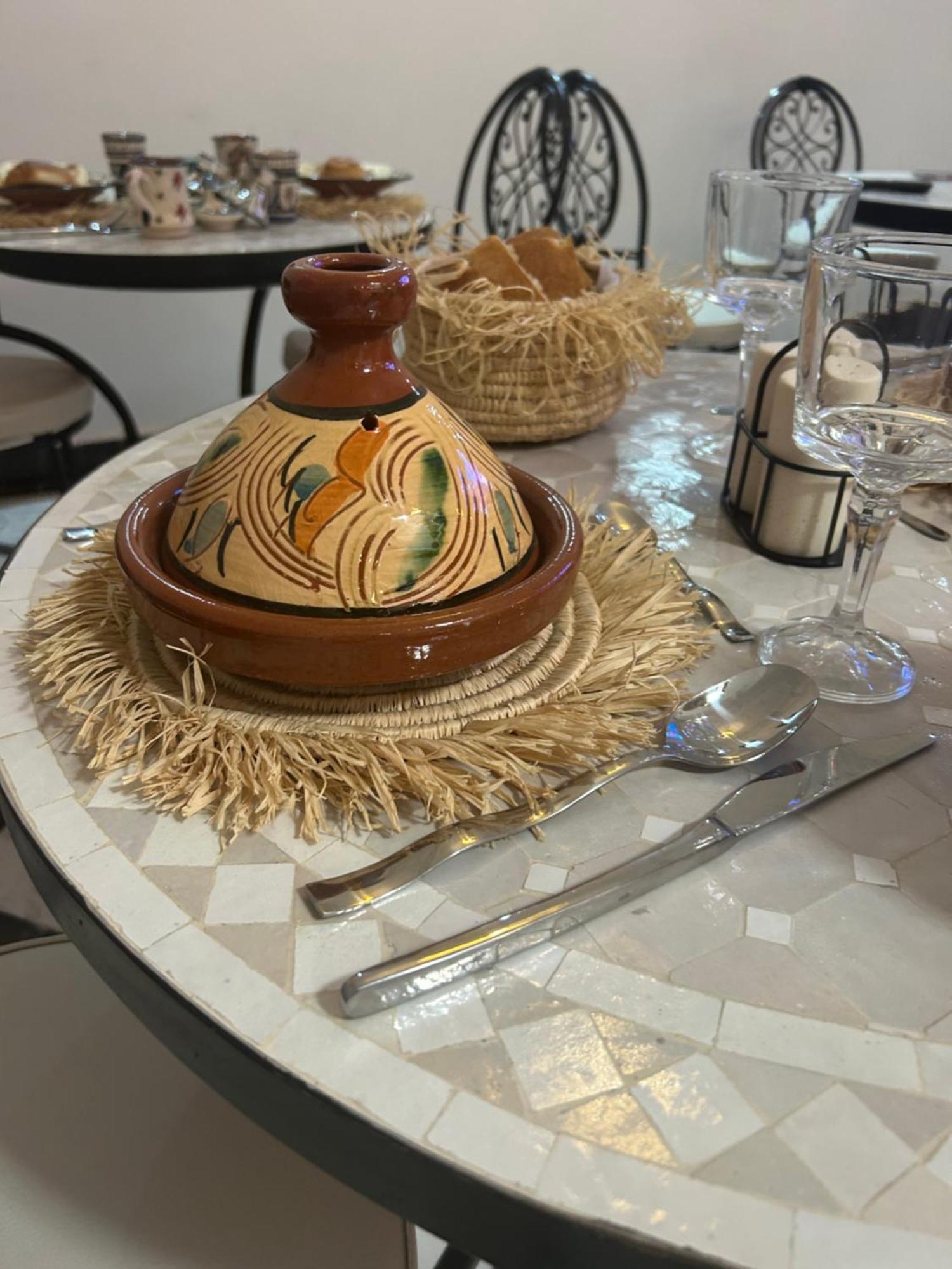Riad Amazing Amazigh Avec Jacuzzi Petit Dejeuner Compris Avec Aussi Chambres Familiales Pres De La Place Jemaa El Fna 마라케시 외부 사진