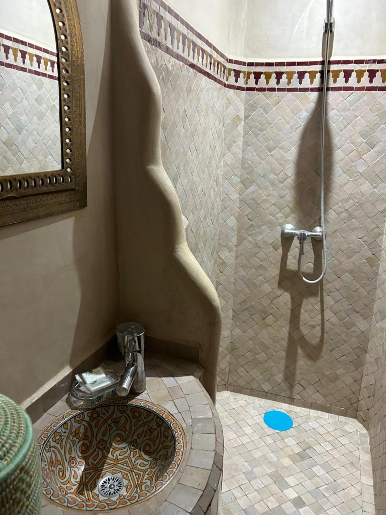 Riad Amazing Amazigh Avec Jacuzzi Petit Dejeuner Compris Avec Aussi Chambres Familiales Pres De La Place Jemaa El Fna 마라케시 외부 사진